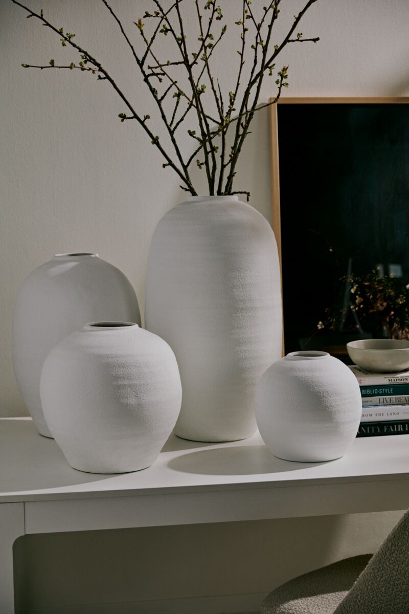 Konos – Sculptural Elegance in Textured White